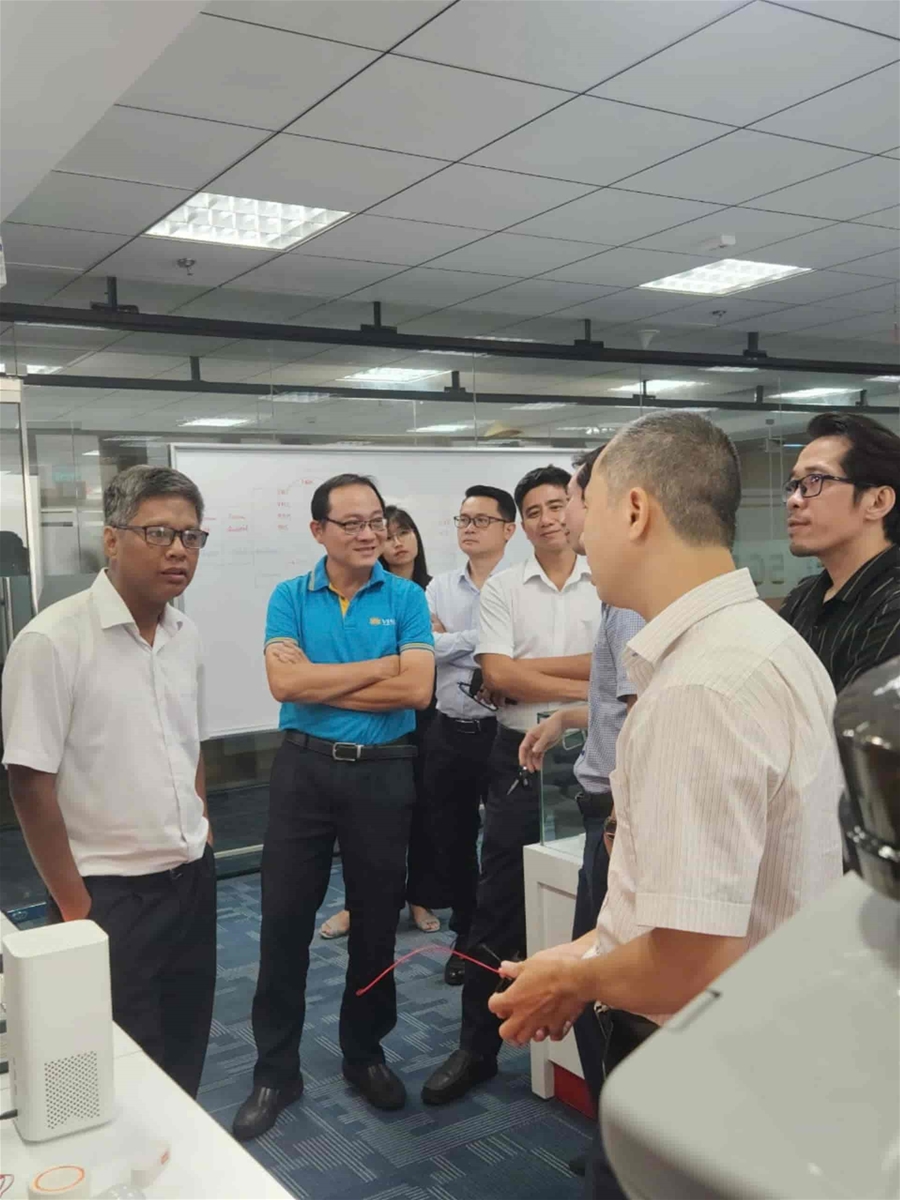 Hình: GĐ Viettel 5G&IoT Lab HCM giới thiệu về các ứng dụng IoT và 5G cho sân bay